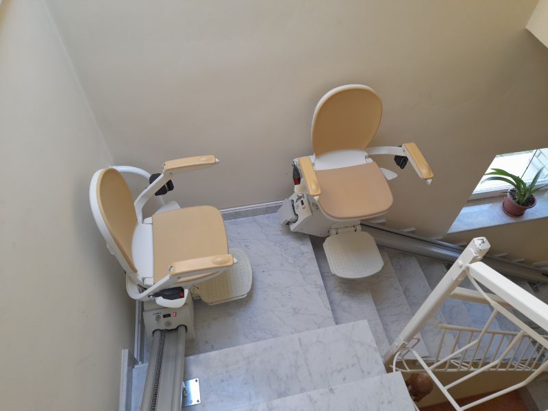 Kanyarodó lépcsőlift Angliából